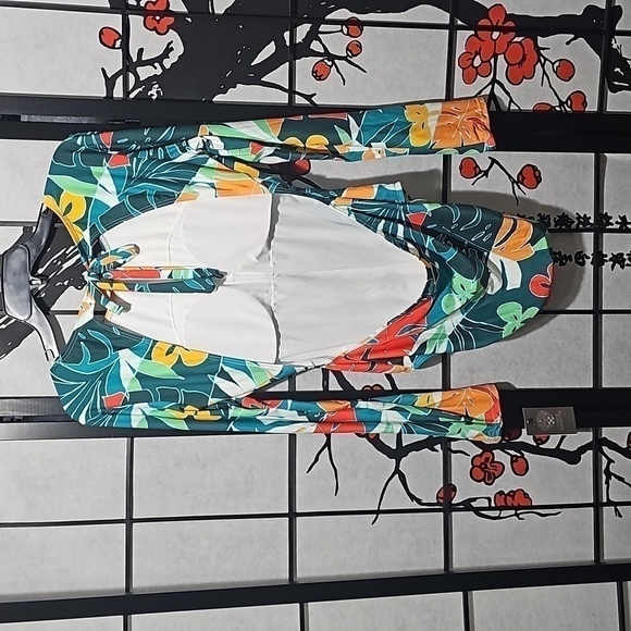 Vince Camuto Floral Long Sleeve Open Back Swimsuit Plus Size 14 NWT - Picture 8 of 8